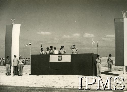 19.09.1945, Ikingi Mariut k./Aleksandrii, Egipt.
Generał Władysław Anders odbiera defiladę 14 Wielkopolskiej Brygady Pancernej.  
Fot. NN, Instytut Polski i Muzeum im. gen. Sikorskiego w Londynie, [album 185 - 14 Wielkopolska Brygada Pancerna, Egipt]
