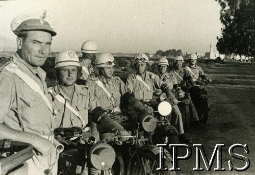 Styczeń-wrzesień 1945, Egipt.
14 pluton żandarmerii 14 Wielkopolskiej Brygady Pancernej na ćwiczeniach.
Fot. NN, Instytut Polski i Muzeum im. gen. Sikorskiego w Londynie, [album 185 - 14 Wielkopolska Brygada Pancerna, Egipt]