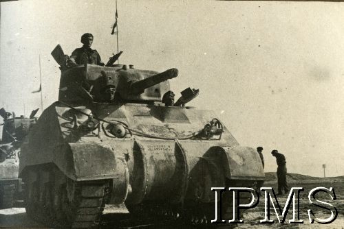 Maj 1945 Ikingi Mariut k./Aleksandrii, Egipt.
14 Wielkopolska Brygada Pancerna w drodze na ćwiczenia bojowe.
Fot. NN, Instytut Polski i Muzeum im. gen. Sikorskiego w Londynie, [album 185 - 14 Wielkopolska Brygada Pancerna, Egipt]
