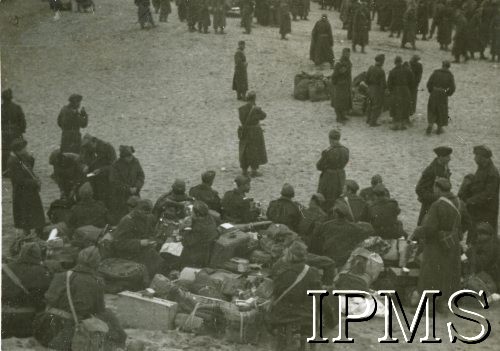 Sierpień 1942, Pahlevi, Iran (Persja)..
Ewakuacja Armii Andersa z ZSRR. Przybycie plutonu teatralnego 7 Dywizji Piechoty.
Fot. kapral B. Haberski, Samodzielny Referat Kulturalno - Oświatowy Dowództwa Bazy Ewakuacyjnej, Instytut Polski i Muzeum im. gen. Sikorskiego w Londynie [album 199 - Samodzielny Referat Kulturalno - Oświatowy Dowództwa Bazy Ewakuacyjnej, Teheran sierpień 1942].
