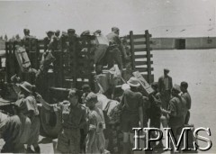 Kwiecień - sierpień 1942, Teheran, Iran (Persja)..
Polscy żołnierze wyjeżdżają na zachód. Na zdjęciu przygotowanie do podróży.
Fot. kapral B. Haberski, Samodzielny Referat Kulturalno - Oświatowy Dowództwa Bazy Ewakuacyjnej, Instytut Polski i Muzeum im. gen. Sikorskiego w Londynie [album 199 - Samodzielny Referat Kulturalno - Oświatowy Dowództwa Bazy Ewakuacyjnej, Teheran sierpień 1942].