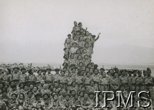 Kwiecień - sierpień 1942, Teheran, Iran (Persja)..
Grupa junaków w obozie.
Fot. kapral B. Haberski, Samodzielny Referat Kulturalno - Oświatowy Dowództwa Bazy Ewakuacyjnej, Instytut Polski i Muzeum im. gen. Sikorskiego w Londynie [album 199 - Samodzielny Referat Kulturalno - Oświatowy Dowództwa Bazy Ewakuacyjnej, Teheran sierpień 1942].