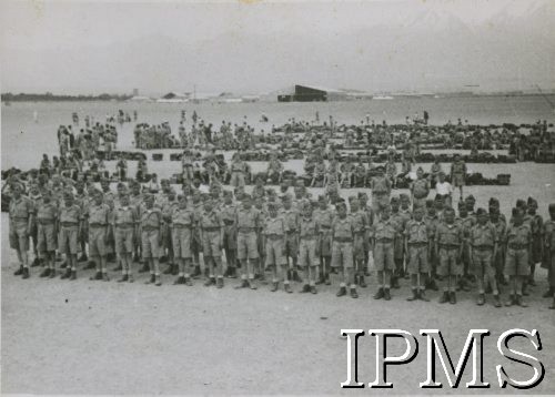 Kwiecień - sierpień 1942, Teheran, Iran (Persja)..
Grupa junaków w obozie.
Fot. kapral B. Haberski, Samodzielny Referat Kulturalno - Oświatowy Dowództwa Bazy Ewakuacyjnej, Instytut Polski i Muzeum im. gen. Sikorskiego w Londynie [album 199 - Samodzielny Referat Kulturalno - Oświatowy Dowództwa Bazy Ewakuacyjnej, Teheran sierpień 1942].