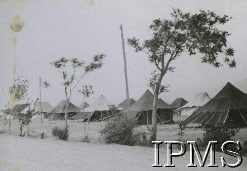 Kwiecień - sierpień 1942, Teheran, Iran (Persja)..
Szpital polowy.
Fot. kapral B. Haberski, Samodzielny Referat Kulturalno - Oświatowy Dowództwa Bazy Ewakuacyjnej, Instytut Polski i Muzeum im. gen. Sikorskiego w Londynie [album 199 - Samodzielny Referat Kulturalno - Oświatowy Dowództwa Bazy Ewakuacyjnej, Teheran sierpień 1942].