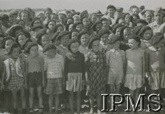 Kwiecień - sierpień 1942, Pahlevi, Iran (Persja)..
Ewakuacja Armii Andersa i ludności cywilnej z ZSRR, na pierwszym planie grupa polskich dzieci.
Fot. kapral B. Haberski, Samodzielny Referat Kulturalno - Oświatowy Dowództwa Bazy Ewakuacyjnej, Instytut Polski i Muzeum im. gen. Sikorskiego w Londynie [album 199 - Samodzielny Referat Kulturalno - Oświatowy Dowództwa Bazy Ewakuacyjnej, Teheran sierpień 1942].