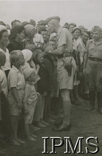 Kwiecień (?) 1942, Pahlevi, Iran (Persja)..
Ewakuacja Armii Andersa i ludności cywilnej z ZSRR. Na zdjęciu gen. Władysław Anders w otoczeniu dzieci i kobiet.
Fot. kapral B. Haberski, Samodzielny Referat Kulturalno - Oświatowy Dowództwa Bazy Ewakuacyjnej, Instytut Polski i Muzeum im. gen. Sikorskiego w Londynie [album 199 - Samodzielny Referat Kulturalno - Oświatowy Dowództwa Bazy Ewakuacyjnej, Teheran sierpień 1942].