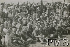 Kwiecień - sierpień 1942, Pahlevi, Iran (Persja)..
Ewakuacja Armii Andersa i ludności cywilnej z ZSRR, na pierwszym planie grupa polskich dzieci.
Fot. kapral B. Haberski, Samodzielny Referat Kulturalno - Oświatowy Dowództwa Bazy Ewakuacyjnej, Instytut Polski i Muzeum im. gen. Sikorskiego w Londynie [album 199 - Samodzielny Referat Kulturalno - Oświatowy Dowództwa Bazy Ewakuacyjnej, Teheran sierpień 1942].
