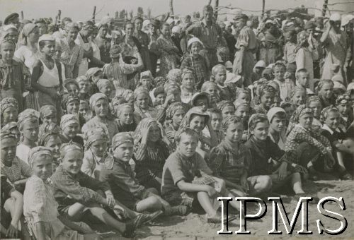 Kwiecień - sierpień 1942, Pahlevi, Iran (Persja)..
Ewakuacja Armii Andersa i ludności cywilnej z ZSRR, na pierwszym planie grupa polskich dzieci.
Fot. kapral B. Haberski, Samodzielny Referat Kulturalno - Oświatowy Dowództwa Bazy Ewakuacyjnej, Instytut Polski i Muzeum im. gen. Sikorskiego w Londynie [album 199 - Samodzielny Referat Kulturalno - Oświatowy Dowództwa Bazy Ewakuacyjnej, Teheran sierpień 1942].
