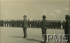 Listopad 1941, Egipt (?).
Naczelny Wódz Polskich Sił Zbrojnych gen. Władysław Sikorski wizytuje Wojsko Polskie na Środkowym Wschodzie. Gen. Sikorski przemawia do żołnierzy.
Fot. NN, Instytut Polski i Muzeum im. gen. Sikorskiego w Londynie, [album 203 - Nacz. Wodzowi gen. Sikorskiemu żołnierze na Środkowym Wschodzie, Sekcja Propagandy, Oświaty i Kultury Wojska Polskiego na Środkowym Wschodzie, Egipt listopad  - grudzień 1941].