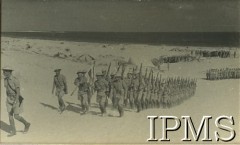 15.08.1941, Sidi Hanneish, Egipt.
Obchody Święta Żołnierza. Na zdjęciu pododdział ze sztandarem.
Fot. NN, Instytut Polski i Muzeum im. gen. Sikorskiego w Londynie, [album 203 - Nacz. Wodzowi gen. Sikorskiemu żołnierze na Środkowym Wschodzie, Sekcja Propagandy, Oświaty i Kultury Wojska Polskiego na Środkowym Wschodzie, Egipt listopad  - grudzień 1941]
