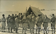 1941, Afryka.
Samodzielna Brygada Strzelców Karpackich w północnej Afryce. Żołnierze przed namiotem podczas modlitwy.
Fot. NN, Instytut Polski i Muzeum im. gen. Sikorskiego w Londynie, [album 203 - Nacz. Wodzowi gen. Sikorskiemu żołnierze na Środkowym Wschodzie, Sekcja Propagandy, Oświaty i Kultury Wojska Polskiego na Środkowym Wschodzie, Egipt listopad  - grudzień 1941]