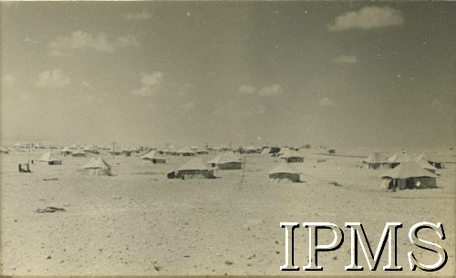 1941, Afryka.
Obóz Samodzielnej Brygady Strzelców Karpackich.
Fot. NN, Instytut Polski i Muzeum im. gen. Sikorskiego w Londynie, [album 203 - Nacz. Wodzowi gen. Sikorskiemu żołnierze na Środkowym Wschodzie, Sekcja Propagandy, Oświaty i Kultury Wojska Polskiego na Środkowym Wschodzie, Egipt listopad  - grudzień 1941]