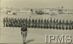 1941, Afryka.
Samodzielna Brygada Strzelców Karpackich w północnej Afryce, pododdział żołnierzy, w głębi widoczny obóz.
Fot. NN, Instytut Polski i Muzeum im. gen. Sikorskiego w Londynie, [album 203 - Nacz. Wodzowi gen. Sikorskiemu żołnierze na Środkowym Wschodzie, Sekcja Propagandy, Oświaty i Kultury Wojska Polskiego na Środkowym Wschodzie, Egipt listopad  - grudzień 1941]