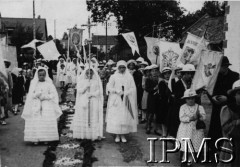 1939-1940, Francja.
Procesja z udziałem żołnierzy 9 Pułku Ułanów Małopolskich.
Fot. NN, Instytut Polski i Muzeum im. gen. Sikorskiego w Londynie [album 209 - 9 Pułk Ułanów Małopolskich]