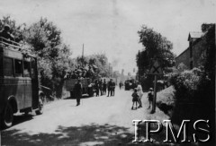 1939-1940, Francja.
W głębi żołnierze 9 Pułku Ułanów Małopolskich.
Fot. NN, Instytut Polski i Muzeum im. gen. Sikorskiego w Londynie [album 209 - 9 Pułk Ułanów Małopolskich]