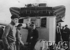 Ok. 1940, brak miejsca.
Żołnierze 9 Pułku Ułanów Małopolskich na okręcie. Podpis oryginalny: 