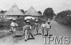 1942-1943, Tengeru, Tanganika.Osiedle dla polskich uchodźców, chłopcy idący drogą.[Polscy uchodźcy w 1942 roku trafili do Iranu wraz z nowoutworzonym Wojskiem Polskim pod dowództwem generała Władysława Andersa (w dwóch rzutach ewakuacyjnych z ZSRR w marcu i sierpniu). W sumie oprócz wojska dotarło tam 38 tys. Polaków, z czego ponad połowę stanowiły dzieci i młodzież. Ok. 20 tys. znalazło się następnie w Afryce, polskie osiedla znajdowały się przede wszystkim w: Ugandzie, Kenii, Tanganice, Rodezji Północnej i Rodezji Południowej, Związku Południowej Afryki. Tengeru było największym polskim osiedlem uchodźczym w Afryce Wschodniej].Fot. NN, Instytut Polski i Muzeum im. gen. Sikorskiego w Londynie [album 212 - Osiedla polskie w Afryce Wschodniej].