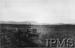 1942-1943, Afryka Wschodnia.
Praca na farmie w okolicy jednego z polskich osiedli.
[Polscy uchodźcy w 1942 roku trafili do Iranu wraz z nowoutworzonym Wojskiem Polskim pod dowództwem generała Władysława Andersa (w dwóch rzutach ewakuacyjnych z ZSRR w marcu i sierpniu). W sumie oprócz wojska dotarło tam 38 tys. Polaków, z czego ponad połowę stanowiły dzieci i młodzież. Ok. 20 tys. znalazło się następnie w Afryce, polskie osiedla znajdowały się przede wszystkim w: Ugandzie, Kenii, Tanganice, Rodezji Północnej i Rodezji Południowej, Związku Południowej Afryki].
Fot. NN, Instytut Polski i Muzeum im. gen. Sikorskiego w Londynie [album 212 - Osiedla polskie w Afryce Wschodniej].

