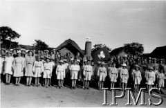 1942-1943, Ifunda, Tanganika.Osiedle dla polskich uchodźców, grupa harcerzy podczas uroczystości.[Polscy uchodźcy w 1942 roku trafili do Iranu wraz z nowoutworzonym Wojskiem Polskim pod dowództwem generała Władysława Andersa (w dwóch rzutach ewakuacyjnych z ZSRR w marcu i sierpniu). W sumie oprócz wojska dotarło tam 38 tys. Polaków, z czego ponad połowę stanowiły dzieci i młodzież. Ok. 20 tys. znalazło się następnie w Afryce, polskie osiedla znajdowały się przede wszystkim w: Ugandzie, Kenii, Tanganice, Rodezji Północnej i Rodezji Południowej, Związku Południowej Afryki.]Fot. NN, Instytut Polski i Muzeum im. gen. Sikorskiego w Londynie [album 212 - Osiedla polskie w Afryce Wschodniej].