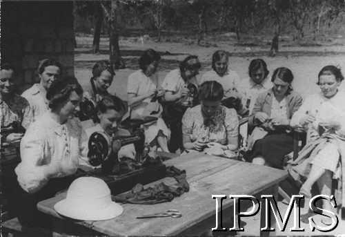 1942, Kondoa, Tanganika.
Polskie kobiety szyjące ręcznie i na maszynach ubrania cywilne oraz mundury na potrzeby mieszkańców osiedla oraz na eksport.
[Polscy uchodźcy w 1942 roku trafili do Iranu wraz z nowoutworzonym Wojskiem Polskim pod dowództwem generała Władysława Andersa (w dwóch rzutach ewakuacyjnych z ZSRR w marcu i sierpniu). W sumie oprócz wojska dotarło tam 38 tys. Polaków, z czego ponad połowę stanowiły dzieci i młodzież. Ok. 20 tys. znalazło się następnie w Afryce, polskie osiedla znajdowały się przede wszystkim w: Ugandzie, Kenii, Tanganice, Rodezji Północnej i Rodezji Południowej, Związku Południowej Afryki. Kondoa było najmniejszym polskim osiedlem w Afryce Wschodniej].
Fot. NN, Instytut Polski i Muzeum im. gen. Sikorskiego w Londynie [album 212 - Osiedla polskie w Afryce Wschodniej.