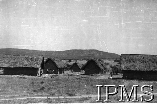 1942, Kidugala, Tanganika.
Fragment osiedla dla polskich uchodźców.
[Polscy uchodźcy w 1942 roku trafili do Iranu wraz z nowoutworzonym Wojskiem Polskim pod dowództwem generała Władysława Andersa (w dwóch rzutach ewakuacyjnych z ZSRR w marcu i sierpniu). W sumie oprócz wojska dotarło tam 38 tys. Polaków, z czego ponad połowę stanowiły dzieci i młodzież. Ok. 20 tys. znalazło się następnie w Afryce, polskie osiedla znajdowały się przede wszystkim w: Ugandzie, Kenii, Tanganice, Rodezji Północnej i Rodezji Południowej, Związku Południowej Afryki. Kidugala była średniej wielkości osiedlem leżącym w południowej Tanganice].
Fot. NN, Instytut Polski i Muzeum im. gen. Sikorskiego w Londynie [album 212 - Osiedla polskie w Afryce Wschodniej.

