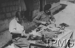 1942-1943, Ifunda, Tanganika.Osiedle dla polskich uchodźców, chłopcy naprawiają buty.[Polscy uchodźcy w 1942 roku trafili do Iranu wraz z nowoutworzonym Wojskiem Polskim pod dowództwem generała Władysława Andersa (w dwóch rzutach ewakuacyjnych z ZSRR w marcu i sierpniu). W sumie oprócz wojska dotarło tam 38 tys. Polaków, z czego ponad połowę stanowiły dzieci i młodzież. Ok. 20 tys. znalazło się następnie w Afryce, polskie osiedla znajdowały się przede wszystkim w: Ugandzie, Kenii, Tanganice, Rodezji Północnej i Rodezji Południowej, Związku Południowej Afryki].Fot. NN, Instytut Polski i Muzeum im. gen. Sikorskiego w Londynie [album 212 - Osiedla polskie w Afryce Wschodniej].