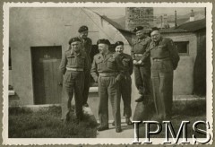 1947, Comrie, Szkocja, Wielka Brytania.
Obóz wojskowy 4 Dywizji Piechoty. Na zdjęciu od lewej: mjr Stefan Ciba, por. Błaszczak, dowódca dywizji gen. Kazimierz Glabisz,  por. Kazimierz Billewicz, ppłk Czyżewski, kpt. Jackowski.
Fot. NN, Instytut Polski i Muzeum im. gen. Sikorskiego w Londynie, [album 222 - 4 Dywizja Piechoty, Szkocja].