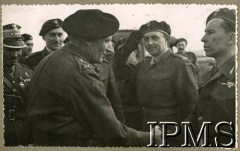 1944, Lanark, Szkocja, Wielka Brytania.
Generał Bernard Montgomery (na pierwszym palnie) wizytuje 9 Pułk Ułanów Małopolskich. Powitanie z dowódcą pułku ppłk Emilem Słatyńskim.
Fot. NN, Instytut Polski i Muzeum im. gen. Sikorskiego w Londynie, [album 222 - 4 Dywizja Piechoty, Szkocja].