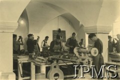 12.09.1946 - 15.07.1948, Niemcy.
Kursy przysposobienia zawodowego prowadzone przez Koło nr 601 Stowarzyszenia Polskich Weteranów w Ingolstadt. Na zdjęciu mężczyźni podczas kursu ślusarskiego.
Fot. NN, Instytut Polski i Muzeum im. gen. Sikorskiego w Londynie [album 227 - Stowarzyszenie Polskich Weteranów Koło nr 601, Ingolstadt Niemcy].