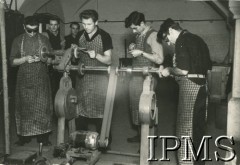 12.09.1946 - 15.07.1948, Niemcy.
Kursy przysposobienia zawodowego prowadzone przez Koło nr 601 Stowarzyszenia Polskich Weteranów w Ingolstadt. Na zdjęciu mężczyźni na kursie ślusarskim.
Fot. NN, Instytut Polski i Muzeum im. gen. Sikorskiego w Londynie [album 227 - Stowarzyszenie Polskich Weteranów Koło nr 601, Ingolstadt Niemcy].