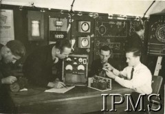 12.09.1946 - 15.07.1948, Niemcy.
Kursy przysposobienia zawodowego prowadzone przez Koło nr 601 Stowarzyszenia Polskich Weteranów w Ingolstadt. Na zdjęciu zajęcia praktyczne podczas kursu elektro - instalacyjnego.
Fot. NN, Instytut Polski i Muzeum im. gen. Sikorskiego w Londynie [album 227 - Stowarzyszenie Polskich Weteranów Koło nr 601, Ingolstadt Niemcy].

