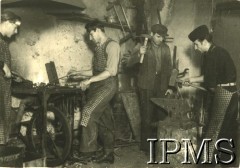 12.09.1946 - 15.07.1948, Niemcy.
Kursy przysposobienia zawodowego prowadzone przez Koło nr 601 Stowarzyszenia Polskich Weteranów w Ingolstadt. Na zdjęciu zajęcia praktyczne podczas kursu kowalskiego.
Fot. NN, Instytut Polski i Muzeum im. gen. Sikorskiego w Londynie [album 227 - Stowarzyszenie Polskich Weteranów Koło nr 601, Ingolstadt Niemcy].