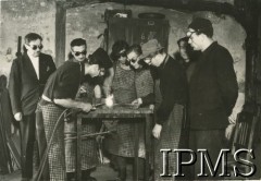 12.09.1946 - 15.07.1948, Niemcy.
Kursy przysposobienia zawodowego prowadzone przez Koło nr 601 Stowarzyszenia Polskich Weteranów w Ingolstadt. Na zdjęciu grupa mężczyzn podczas kursu spawalniczego.
Fot. NN, Instytut Polski i Muzeum im. gen. Sikorskiego w Londynie [album 227 - Stowarzyszenie Polskich Weteranów Koło nr 601, Ingolstadt Niemcy].