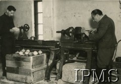 12.09.1946 - 15.07.1948, Niemcy.
Kursy przysposobienia zawodowego prowadzone przez Koło nr 601 Stowarzyszenia Polskich Weteranów w Ingolstadt. Na zdjęciu mężczyźni na kursie tokarskim.
Fot. NN, Instytut Polski i Muzeum im. gen. Sikorskiego w Londynie [album 227 - Stowarzyszenie Polskich Weteranów Koło nr 601, Ingolstadt Niemcy].
