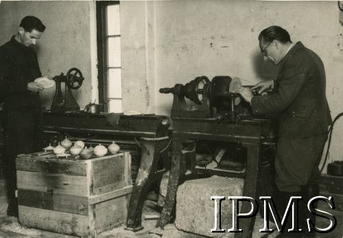 12.09.1946 - 15.07.1948, Niemcy.
Kursy przysposobienia zawodowego prowadzone przez Koło nr 601 Stowarzyszenia Polskich Weteranów w Ingolstadt. Na zdjęciu mężczyźni na kursie tokarskim.
Fot. NN, Instytut Polski i Muzeum im. gen. Sikorskiego w Londynie [album 227 - Stowarzyszenie Polskich Weteranów Koło nr 601, Ingolstadt Niemcy].

