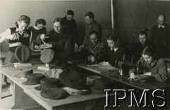 12.09.1946 - 15.07.1948, Niemcy.
Kursy przysposobienia zawodowego prowadzone przez Koło nr 601 Stowarzyszenia Polskich Weteranów w Ingolstadt. Fotografia zrobiona podczas kursu czapniczego.
Fot. NN, Instytut Polski i Muzeum im. gen. Sikorskiego w Londynie [album 227 - Stowarzyszenie Polskich Weteranów Koło nr 601, Ingolstadt Niemcy].
