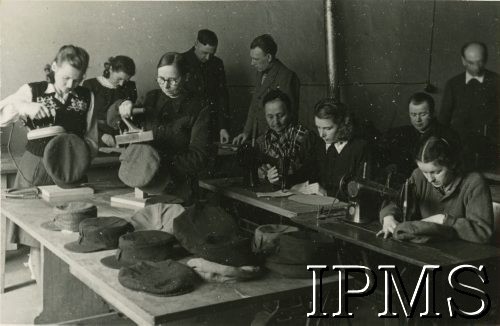 12.09.1946 - 15.07.1948, Niemcy.
Kursy przysposobienia zawodowego prowadzone przez Koło nr 601 Stowarzyszenia Polskich Weteranów w Ingolstadt. Fotografia zrobiona podczas kursu czapniczego.
Fot. NN, Instytut Polski i Muzeum im. gen. Sikorskiego w Londynie [album 227 - Stowarzyszenie Polskich Weteranów Koło nr 601, Ingolstadt Niemcy].

