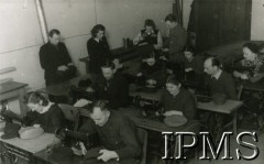 12.09.1946 - 15.07.1948, Niemcy.
Kursy przysposobienia zawodowego prowadzone przez Koło nr 601 Stowarzyszenia Polskich Weteranów w Ingolstadt. Fotografia zrobiona podczas kursu czapniczego.
Fot. NN, Instytut Polski i Muzeum im. gen. Sikorskiego w Londynie [album 227 - Stowarzyszenie Polskich Weteranów Koło nr 601, Ingolstadt Niemcy].