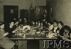 12.09.1946 - 15.07.1948, Niemcy.
Kursy przysposobienia zawodowego prowadzone przez Koło nr 601 Stowarzyszenia Polskich Weteranów w Ingolstadt. Na zdjęciu grupa kobiet na 