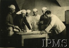12.09.1946 - 15.07.1948, Niemcy.
Kursy przysposobienia zawodowego prowadzone przez Koło nr 601 Stowarzyszenia Polskich Weteranów w Ingolstadt. Na zdjęciu mężczyźni na kursie kucharskim.
Fot. NN, Instytut Polski i Muzeum im. gen. Sikorskiego w Londynie [album 227 - Stowarzyszenie Polskich Weteranów Koło nr 601, Ingolstadt Niemcy].