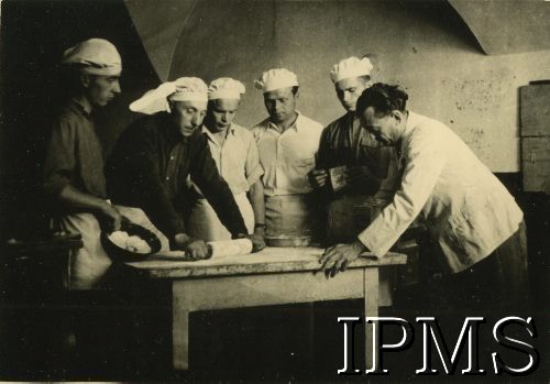 12.09.1946 - 15.07.1948, Niemcy.
Kursy przysposobienia zawodowego prowadzone przez Koło nr 601 Stowarzyszenia Polskich Weteranów w Ingolstadt. Na zdjęciu mężczyźni na kursie kucharskim.
Fot. NN, Instytut Polski i Muzeum im. gen. Sikorskiego w Londynie [album 227 - Stowarzyszenie Polskich Weteranów Koło nr 601, Ingolstadt Niemcy].