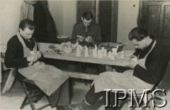 12.09.1946 - 15.07.1948, Niemcy.
Kursy przysposobienia zawodowego prowadzone przez Koło nr 601 Stowarzyszenia Polskich Weteranów w Ingolstadt. Na zdjęciu mężczyźni na kursie sztukateryjnym.
Fot. NN, Instytut Polski i Muzeum im. gen. Sikorskiego w Londynie [album 227 - Stowarzyszenie Polskich Weteranów Koło nr 601, Ingolstadt Niemcy].