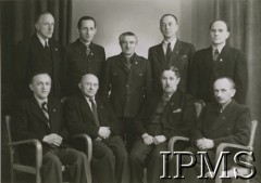 29.04.1948-20.04.1949, Ingolstadt, Niemcy..
Zarząd Koła Stowarzyszenia Polskich Weteranów nr 601 w Ingolstadt w kadencji od 29 kwietnia 1948 do kwietnia 1949 roku. Siedzą od lewej: R. Wodziński, F. Robakiewicz, Z. Koszałkowski, J. Ciesiołkiewicz; stoją od lewej: F. Malczewski, E. Borsz, A. Zwierzchowski, R. Ziembiński, B. Polit.
Fot. NN, Instytut Polski i Muzeum im. gen. Sikorskiego w Londynie [album 227 - Stowarzyszenie Polskich Weteranów Koło nr 601, Ingolstadt Niemcy].