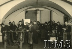 12.09.1946 - 15.07.1948, Niemcy.
Kursy przysposobienia zawodowego prowadzone przez Koło nr 601 Stowarzyszenia Polskich Weteranów w Ingolstadt. Na zdjęciu grupa mężczyzn na kursie ślusarskim.
Fot. NN, Instytut Polski i Muzeum im. gen. Sikorskiego w Londynie [album 227 - Stowarzyszenie Polskich Weteranów Koło nr 601, Ingolstadt Niemcy].