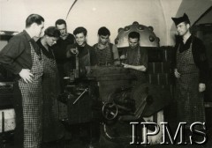 12.09.1946 - 15.07.1948, Niemcy.
Kursy przysposobienia zawodowego prowadzone przez Koło nr 601 Stowarzyszenia Polskich Weteranów w Ingolstadt. Na zdjęciu mężczyźni na kursie mechanicznym.
Fot. NN, Instytut Polski i Muzeum im. gen. Sikorskiego w Londynie [album 227 - Stowarzyszenie Polskich Weteranów Koło nr 601, Ingolstadt Niemcy].