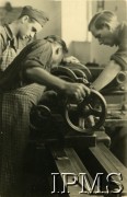 12.09.1946 - 15.07.1948, Niemcy.
Kursy przysposobienia zawodowego prowadzone przez Koło nr 601 Stowarzyszenia Polskich Weteranów w Ingolstadt. Na zdjęciu mężczyźni na kursie mechanicznym.
Fot. NN, Instytut Polski i Muzeum im. gen. Sikorskiego w Londynie [album 227 - Stowarzyszenie Polskich Weteranów Koło nr 601, Ingolstadt Niemcy].