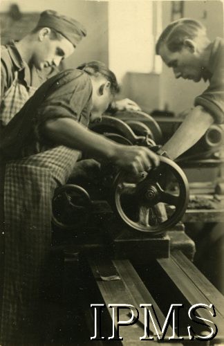 12.09.1946 - 15.07.1948, Niemcy.
Kursy przysposobienia zawodowego prowadzone przez Koło nr 601 Stowarzyszenia Polskich Weteranów w Ingolstadt. Na zdjęciu mężczyźni na kursie mechanicznym.
Fot. NN, Instytut Polski i Muzeum im. gen. Sikorskiego w Londynie [album 227 - Stowarzyszenie Polskich Weteranów Koło nr 601, Ingolstadt Niemcy].