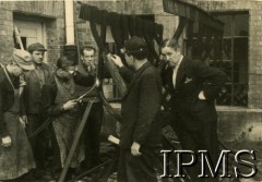 12.09.1946 - 15.07.1948, Niemcy.
Kursy przysposobienia zawodowego prowadzone przez Koło nr 601 Stowarzyszenia Polskich Weteranów w Ingolstadt. Na zdjęciu mężczyźni na kursie spawalniczym.
Fot. NN, Instytut Polski i Muzeum im. gen. Sikorskiego w Londynie [album 227 - Stowarzyszenie Polskich Weteranów Koło nr 601, Ingolstadt Niemcy].