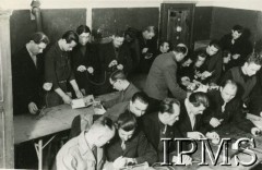 12.09.1946 - 15.07.1948, Niemcy.
Kursy przysposobienia zawodowego prowadzone przez Koło nr 601 Stowarzyszenia Polskich Weteranów w Ingolstadt. Na zdjęciu mężczyźni na kursie elektro - instalacyjnym.
Fot. NN, Instytut Polski i Muzeum im. gen. Sikorskiego w Londynie [album 227 - Stowarzyszenie Polskich Weteranów Koło nr 601, Ingolstadt Niemcy].