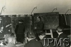 12.09.1946 - 15.07.1948, Niemcy.
Kursy przysposobienia zawodowego prowadzone przez Koło nr 601 Stowarzyszenia Polskich Weteranów w Ingolstadt. Na zdjęciu zajęcia teoretyczne podczas kursu elektro - instalacyjnego.
Fot. NN, Instytut Polski i Muzeum im. gen. Sikorskiego w Londynie [album 227 - Stowarzyszenie Polskich Weteranów Koło nr 601, Ingolstadt Niemcy].